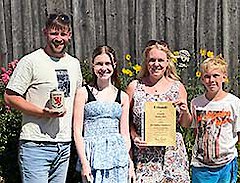Familie Bott mit Urkunden und Geschenken